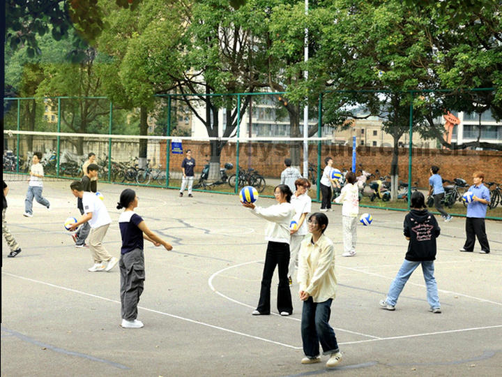 浅色桌面上摊开的信封与便签纸，米白与陶土色调，画面中没有文字